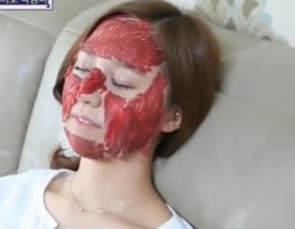 韩国正妹爱&ldquo;生肉面膜&rdquo; 敷完再一口吃下肚