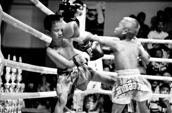 走进泰国儿童拳击手血腥搏斗场