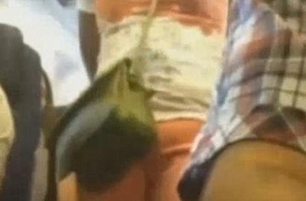 美国女&ldquo;歌霸&rdquo;拒绝停唱歌曲致飞机紧急迫降