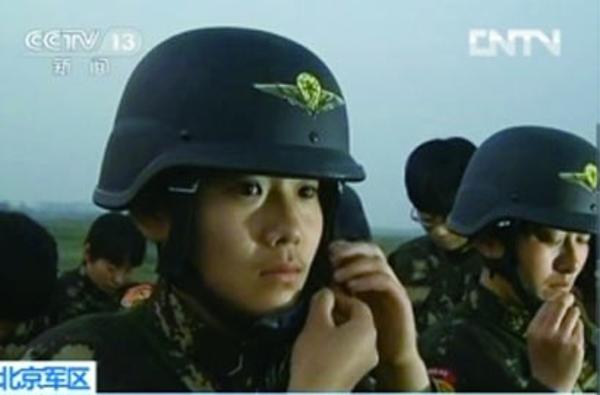中国陆军第一个女子特种作战连首次进行空中伞降训练