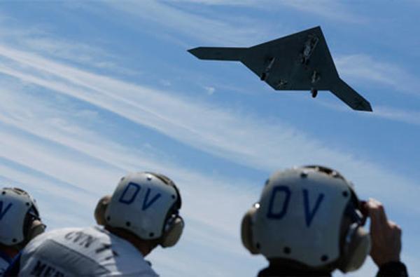 美海军首次完成无人机航母弹射起飞