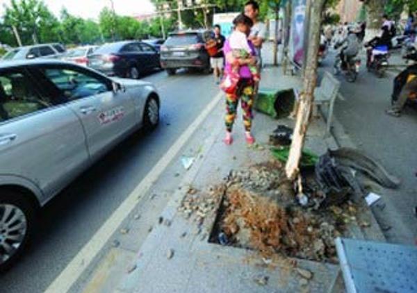 南京一轿车晚高峰时段冲上公交站台 撞飞5人