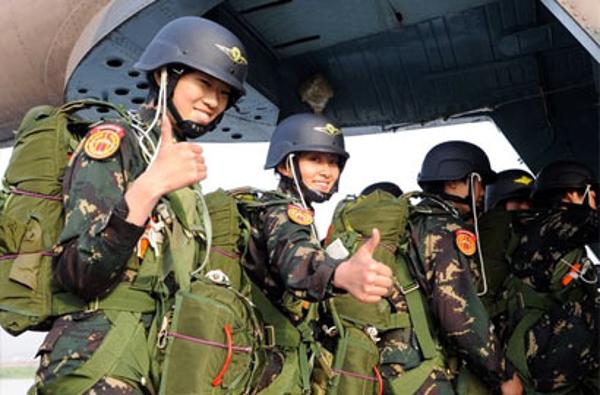 直击中国陆军首支女子特战连伞降训练