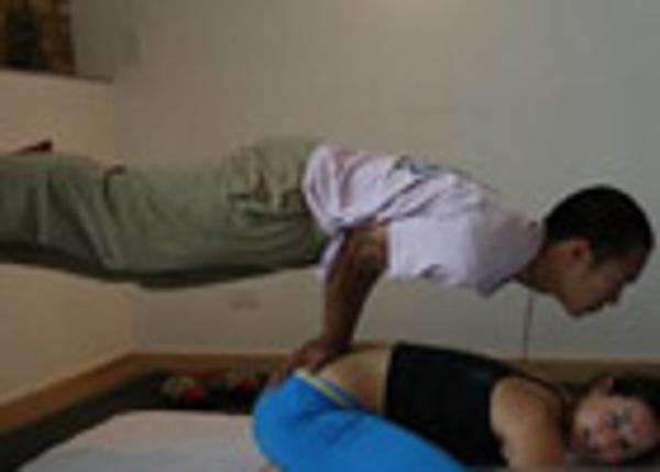 实拍动作彪悍的泰式按摩