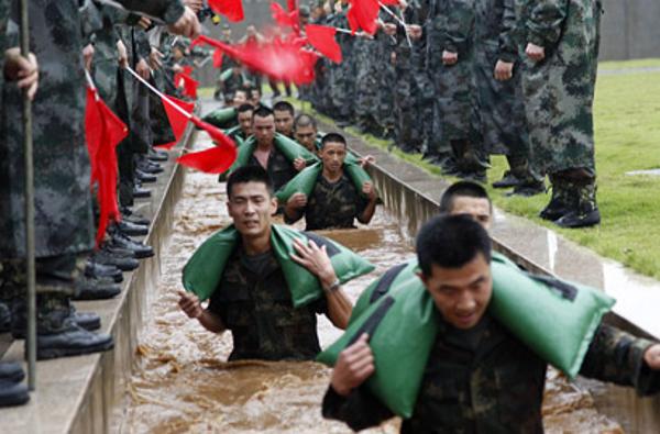 常规导弹第一旅冒雨培养高士气