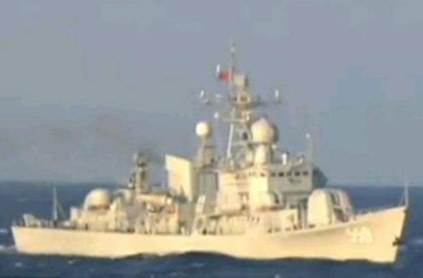 海军舰艇编队在西太平洋进行综合攻防演练