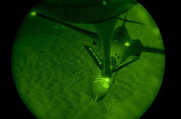 红外实拍美军为战略轰炸机空中加油