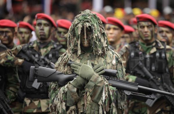 巴拉圭举行独立日阅兵 狙击手怪异造型惹人眼