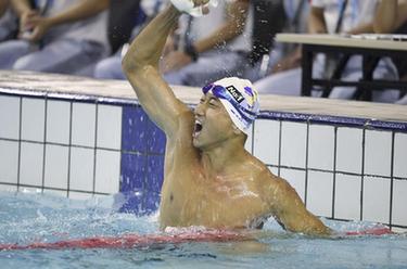 军事五项——男子个人全能障碍游泳：中国选手张政追平世界纪录
