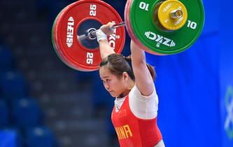 举重——世界杯：邓薇获女子64公斤级抓举和总成绩冠军并创造抓举新世界纪录