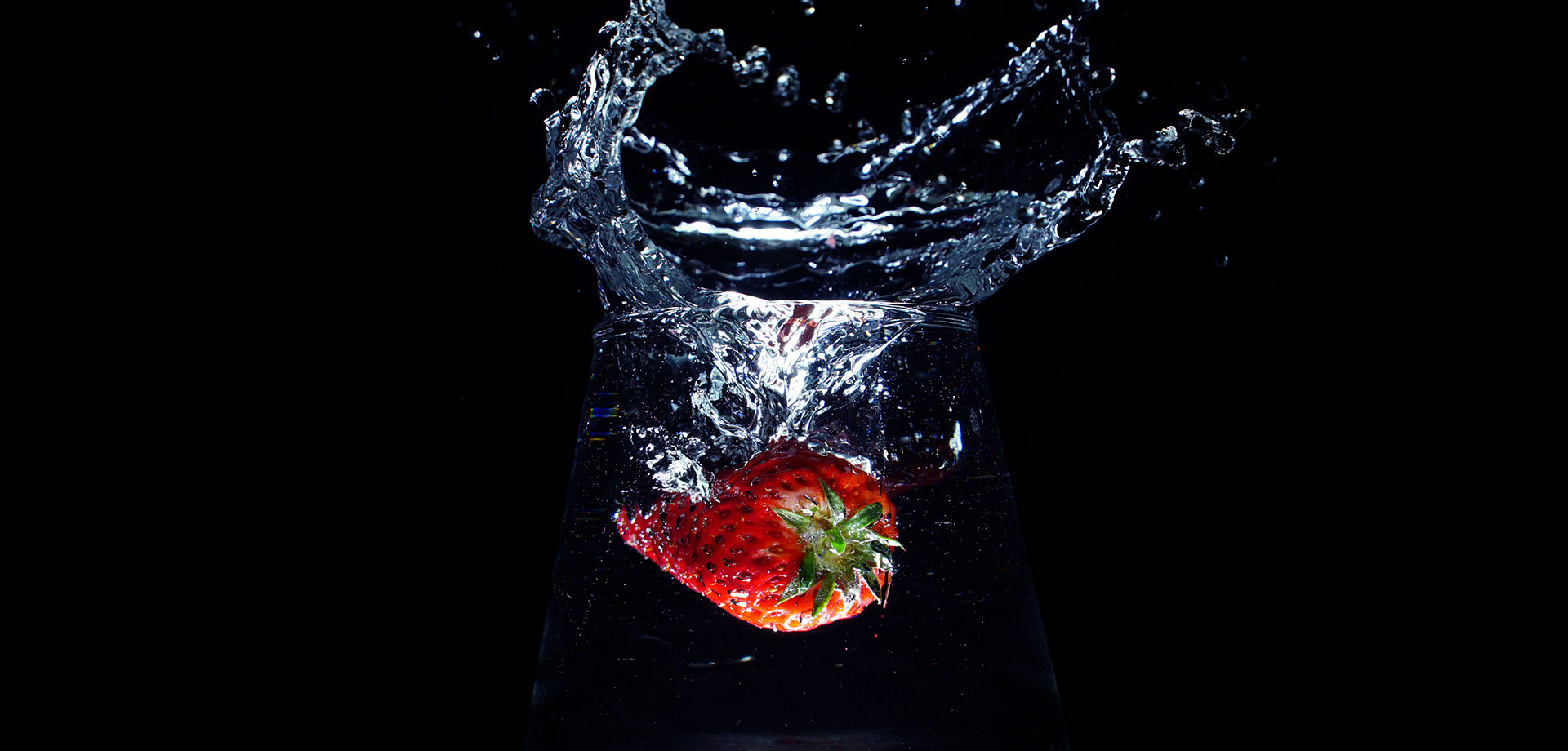 手机也能拍大片 草莓“落水”特效揭秘