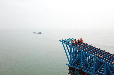 伶仃洋上超级工程建设者的一天