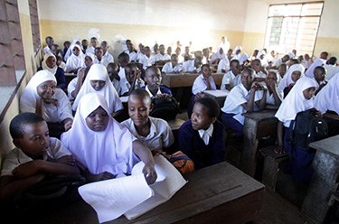 坦桑尼亚中小学生开学复课