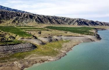 天山脚下 湖光山色