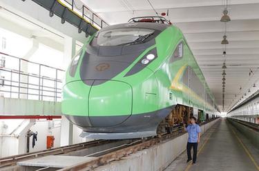 重庆：列车检修迎暑运