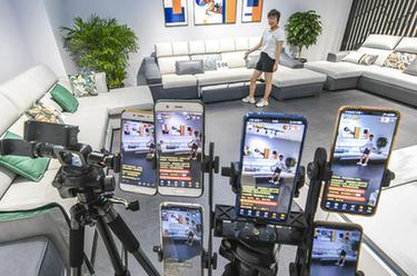 河北香河：直播带动家具销售