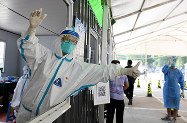 北京：抗疫一线党旗红