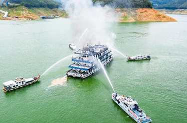 贵州举行水上交通事故跨区域联合应急救援演练