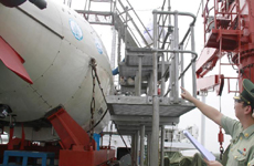 2011年8月,"蛟龙"号完成5000米试验返航