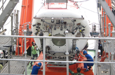 工作人员正在船上安装“蛟龙号”