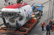 “蛟龙号”载人潜水器运抵码头