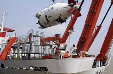 “蛟龙号”被缓缓吊起安装到母船上