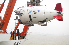 “蛟龙号”7000米级海试首次演练