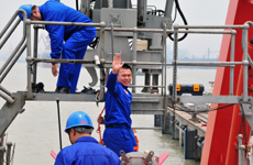 “蛟龙号”演练潜航员出仓