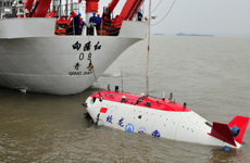 “蛟龙号”在进行潜水演练