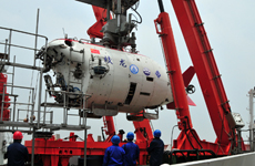 “蛟龙号”演练回收到向阳红09号上