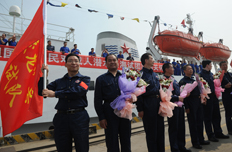 队员列队准备登船出发