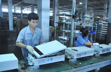 总装线面壳模块安装环节 只需扣上即可