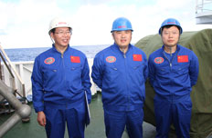 3名试航员乘"蛟龙"号进行第一次下潜