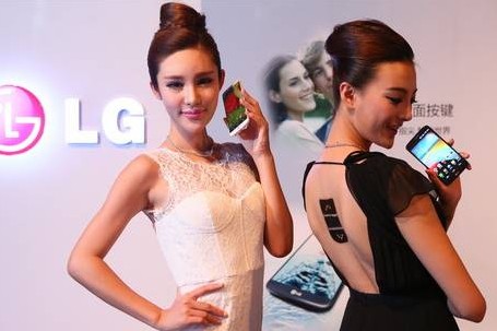LG发布新品 G2智能手机上市
