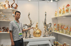 潮州明维陶瓷董事长黄玉明介绍参展工艺品