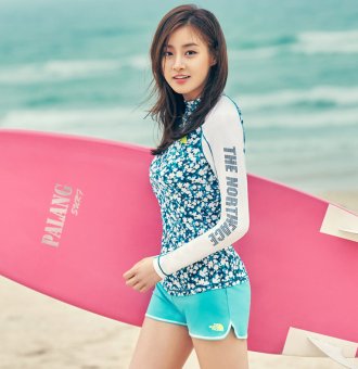 姜素拉代言户外品牌拍摄写真 海边展现健美身材