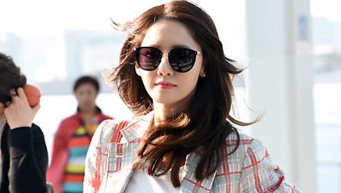 少女时代允儿秀机场时尚 微喇裤+格纹西装【组图】