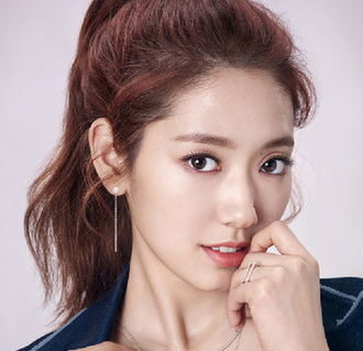 朴信惠拍珠宝品牌宣传写真 展现成熟女人魅力