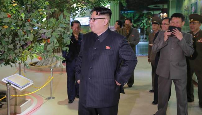 金正恩视察博物馆