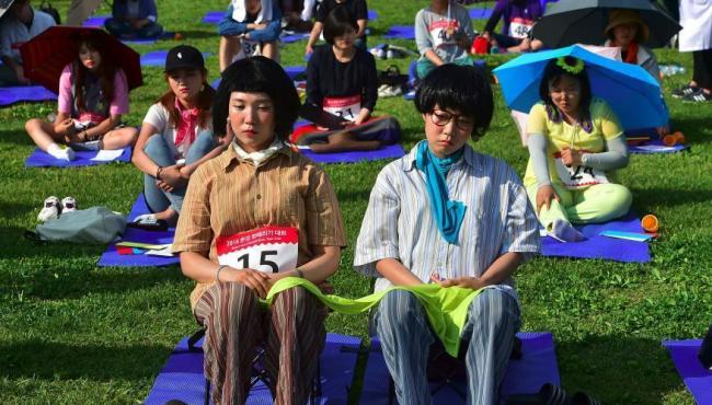 韩国首尔发呆大赛 市民静坐比&ldquo;呆&rdquo;（组图）