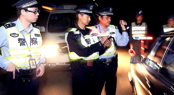 上海警方开展零点治安行动