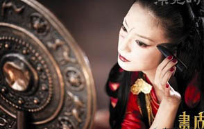 赵薇妖艳新娘造型曝光 披亮红华袍眼神凌厉