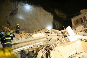 湖北南漳一酒店後山山體突發滑坡