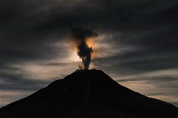 印尼錫納朋火山噴發