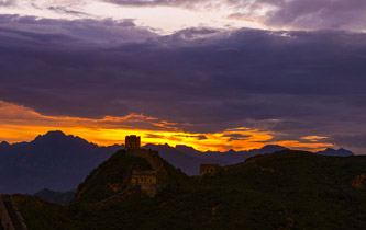 河北承德：雨後金山嶺長城現壯美晚霞