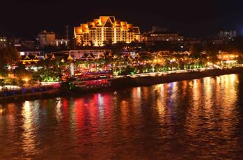 雲南景洪：瀾滄江畔夜色美