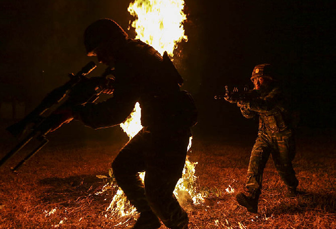 強軍DNA|福利貼，快來瞧狙擊手的瞄準鏡裏是啥樣