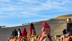 甘肅敦煌端午小長假迎旅遊高峰 逾12萬人暢遊大漠