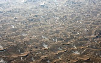 空中看巴丹吉林沙漠 特色沙丘形成沙漠壯觀“腳印”