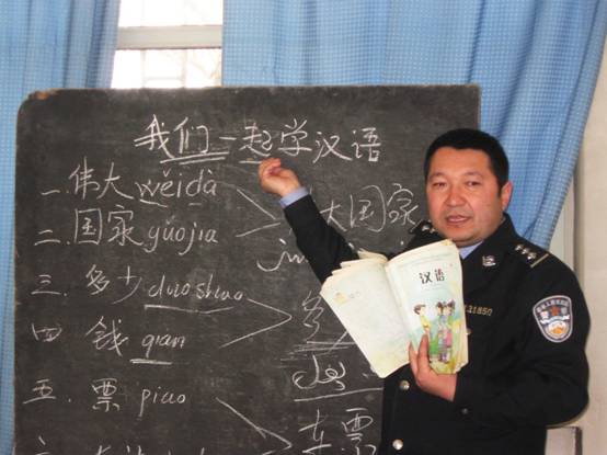 新疆库尔勒派出所穿警服的“教书先生”安尼瓦尔•买买提